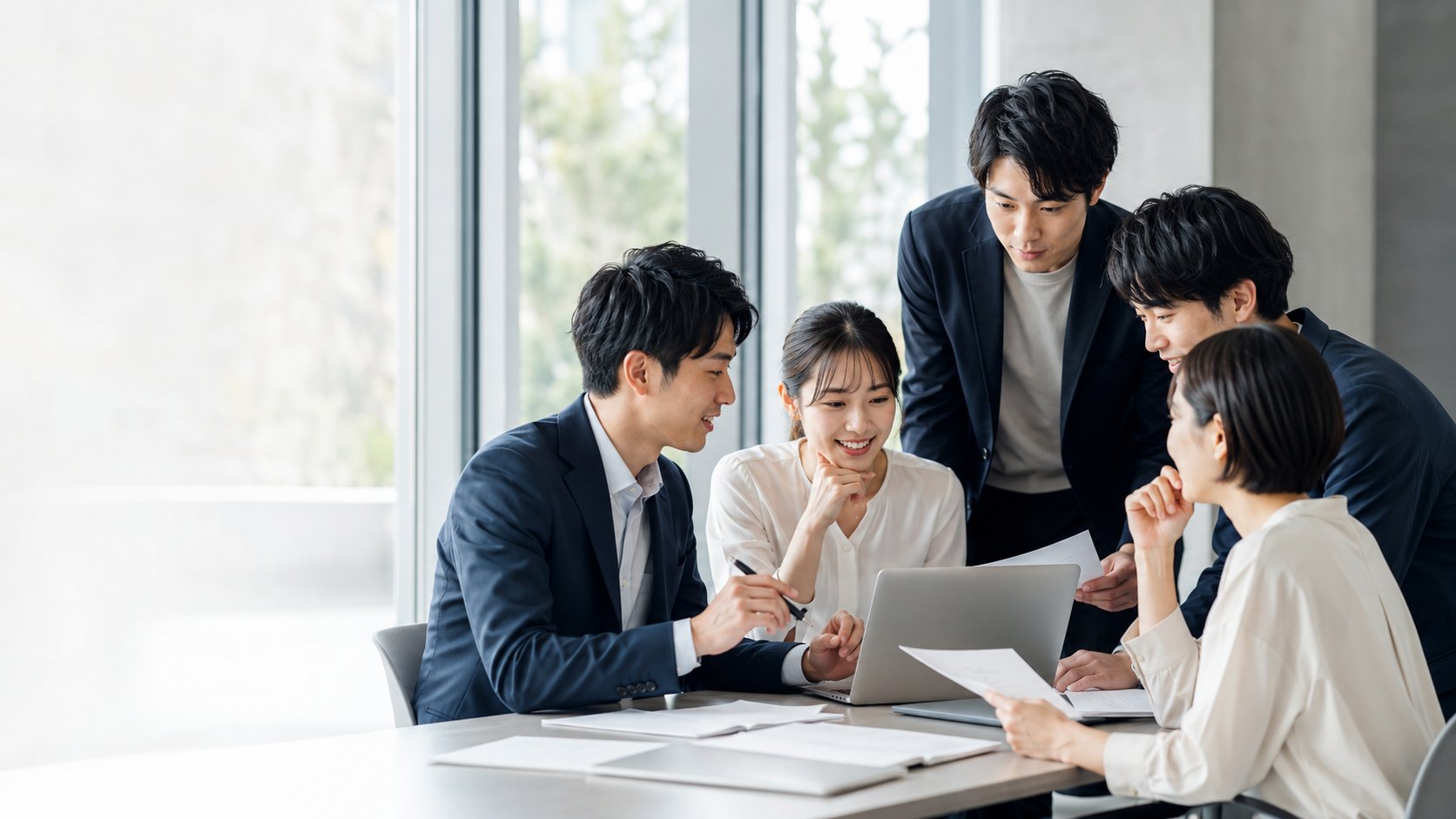明るいセミナールームで、仲間とともに学ぶ20代から30代のビジネスパーソンたち